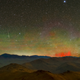 Imagen para el artículo titulado Qué son las hadas rojas, las extrañas luces que han aparecido en el cielo sobre las montañas de Chile